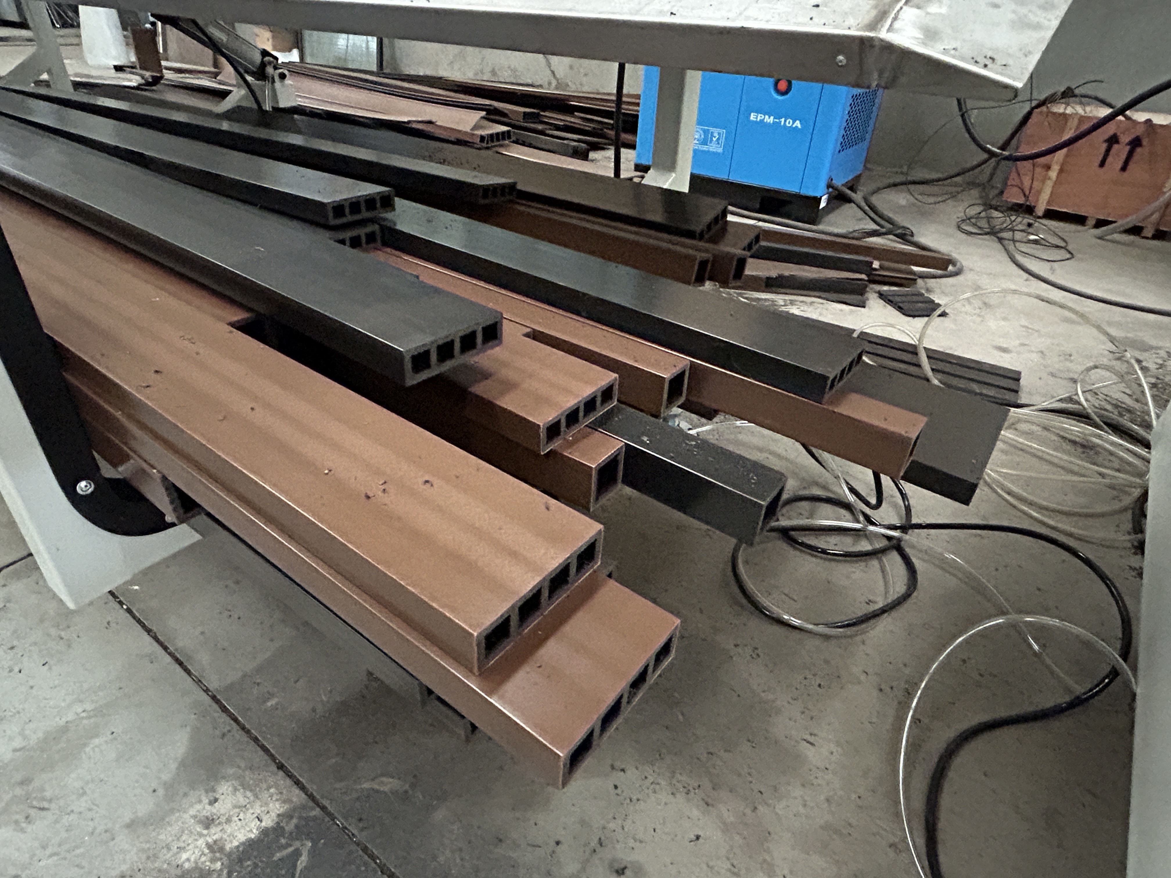 के बारे में नवीनतम कंपनी का मामला Building a WPC Decking Manufacturing Solution for Outdoor Flooring Applications in Romania