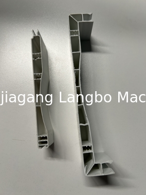 गुणवत्ता  51/105 22kw Curtain PVC Profile Extrusion Line Conical Twin Screw कारखाना