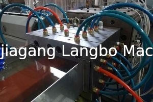 उभरी हुई WPC आउटडोर प्रोफ़ाइल एक्सट्रूज़न लाइन 400KG/H 75KW