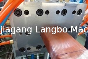 उभरी हुई WPC आउटडोर प्रोफ़ाइल एक्सट्रूज़न लाइन 400KG/H 75KW
