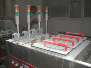 टिकाऊ चार पीवीसी पाइप निर्माण मशीन 250KG / H / 350KG / H क्षमता डबल स्क्रू
