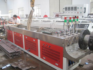 टिकाऊ चार पीवीसी पाइप निर्माण मशीन 250KG / H / 350KG / H क्षमता डबल स्क्रू