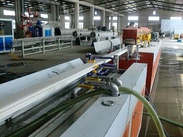 कच्चे माल पीवीसी additives के साथ प्लास्टिक प्रोफाइल विनिर्माण लाइन के लिए 350KG/H क्षमता पीवीसी extruder मशीन