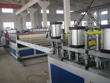 डबल स्क्रू पीवीसी फोम बोर्ड एक्सट्रूज़न लाइन 600 किलो / एच उच्च आउटपुट क्षमता