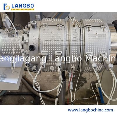 प्लास्टिक मशीन पीवीसी वाटर पाइप बनाने की मशीनें पाइप एक्सट्रूडर स्वचालित नियंत्रण प्रणाली के साथ