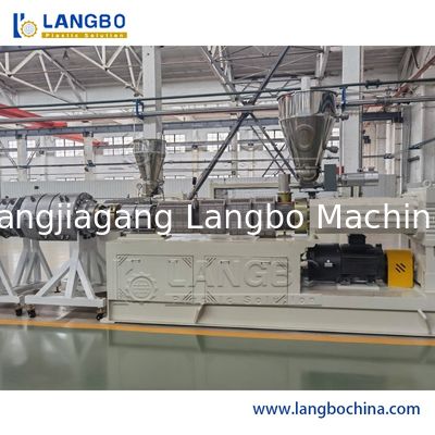डस्ट / चिप फ्री कटिंग सिस्टम के साथ 150KG / हाई कैपेसिटी पीवीसी पाइप एक्सट्रूज़न लाइन
