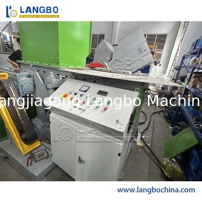 प्लास्टिक कचरा, लकड़ी के फूस, एचडीपीई पाइप, कपड़े, कपड़ा फिल्म को कुचलने और रीसायकल करने वाली मशीन के लिए प्लास्टिक मशीन सिंगल शाफ्ट श्रेडर