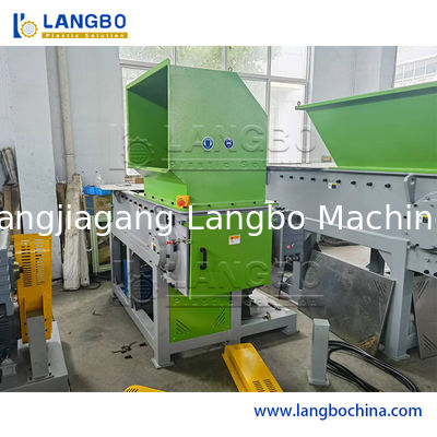 प्लास्टिक पाइप या प्रोफाइल के लिए 500-1000KG/HR क्षमता और 37KW मोटर पावर के साथ डबल शाफ्ट प्लास्टिक रीसाइक्लिंग श्रेडर