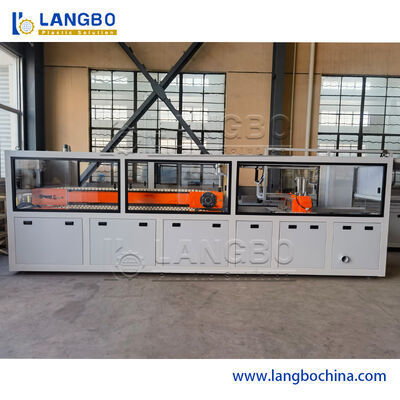 पीएलसी टच स्क्रीन कंट्रोल एनर्जी सेविंग के साथ 150 किलो / एच पीवीसी प्रोफाइल एक्सट्रूज़न लाइन