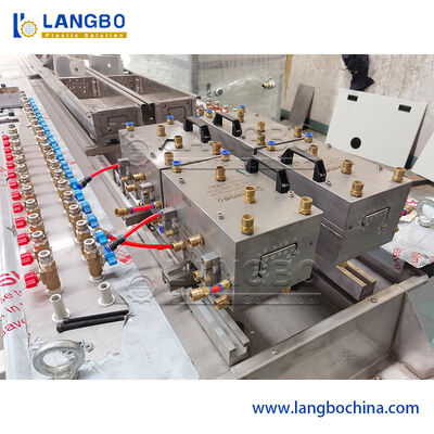 पीएलसी टच स्क्रीन कंट्रोल एनर्जी सेविंग के साथ 150 किलो / एच पीवीसी प्रोफाइल एक्सट्रूज़न लाइन