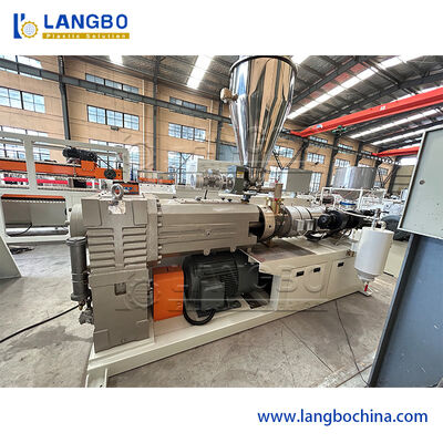 शंक्वाकार ट्विन स्क्रू एक्सट्रूडर के साथ विशेष डब्ल्यूपीसी वॉल पैनल उत्पादन लाइन