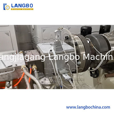 350KG / H उत्पाद की गति WPC वॉल पैनल मशीन, PLC नियंत्रण WPC प्रोफ़ाइल उत्पादन लाइन