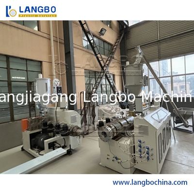 वास्तुकला डब्ल्यूपीसी प्रोफाइल एक्सट्रूज़न लाइन 240 एमएम उत्पाद का आकार 37 किलोवाट मोटर पावर