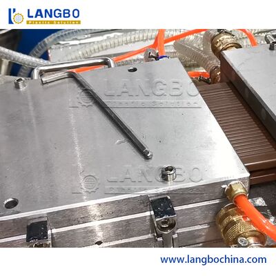 लोकप्रिय आसान संचालित WPC प्रोफ़ाइल एक्सट्रूज़न लाइन कम ऊर्जा खपत