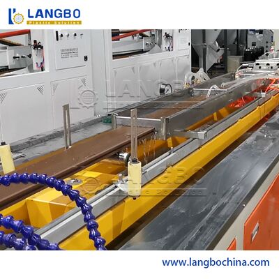 लोकप्रिय आसान संचालित WPC प्रोफ़ाइल एक्सट्रूज़न लाइन कम ऊर्जा खपत