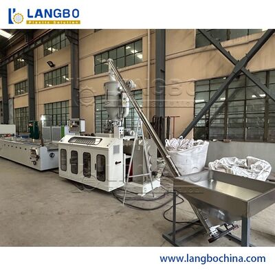 पीवीसी / डब्ल्यूपीसी प्रोफाइल एक्सट्रूज़न लाइन सीमेंस मोटर डबल स्क्रू डिजाइन