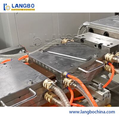 पीवीसी / डब्ल्यूपीसी प्रोफाइल एक्सट्रूज़न लाइन सीमेंस मोटर डबल स्क्रू डिजाइन