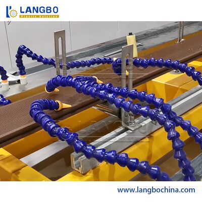 पीवीसी / डब्ल्यूपीसी प्रोफाइल एक्सट्रूज़न लाइन सीमेंस मोटर डबल स्क्रू डिजाइन