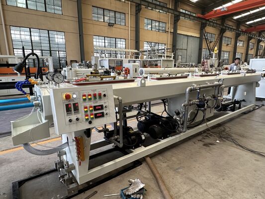 पीएलसी टच स्क्रीन पीवीसी पाइप एक्सट्रूज़न लाइन ट्विन स्क्रू ट्यूब बनाने की मशीन