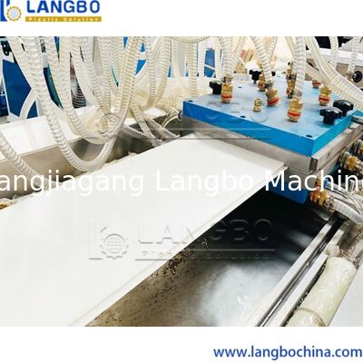 स्वचालित पीवीसी शीट बनाने की मशीन, 55 किलोवाट बिजली खोखले पैनल पीवीसी उत्पादन लाइन