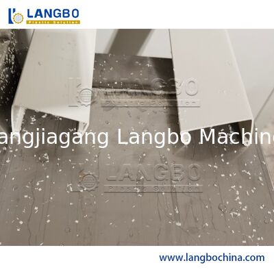 1180mm प्रोफाइल आकार पीवीसी केबल ट्रंक बनाने की मशीन 8 मीटर अंशांकन टेबल और 55/110 शंक्वाकार ट्विन स्क्रू एक्सट्रूडर के साथ