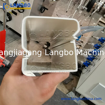 पीवीसी ट्रंक एक्सट्रूज़न लाइन केबल तार सुरक्षा ट्रंकिंग प्रोफाइल बनाने की मशीन पंचिंग डिवाइस के साथ