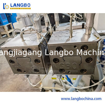 1180mm प्रोफाइल आकार पीवीसी केबल ट्रंक बनाने की मशीन 8 मीटर अंशांकन टेबल और 55/110 शंक्वाकार ट्विन स्क्रू एक्सट्रूडर के साथ