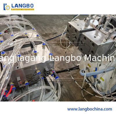 55/110 शंक्वाकार ट्विन स्क्रू एक्सट्रूडर 22KW मोटर पावर के साथ 1180mm केबल ट्रंकिंग के लिए पीवीसी प्रोफाइल एक्सट्रूज़न लाइन