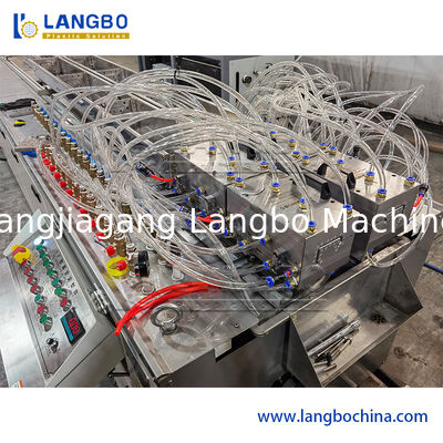 फैक्टरी मूल्य 55/110 शंक्वाकार ट्विन स्क्रू एक्सट्रूडर पीवीसी केबल ट्रंकिंग एक्सट्रूज़न लाइन 1180 मिमी प्रोफाइल आकार और 22KW मोटर पावर के साथ