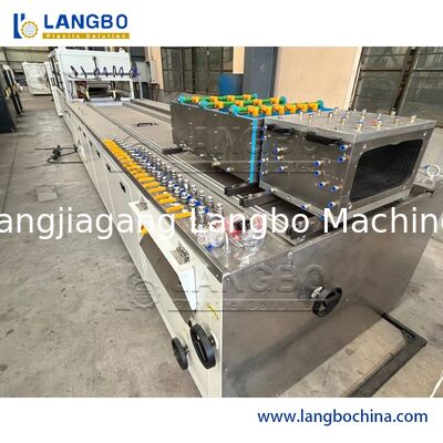 उच्च गुणवत्ता वाले प्लास्टिक पीवीसी प्रोफाइल फोम एक्सट्रूडर WPC विधवाओं दरवाजा फ्रेम फर्श पीपी पीई पीसी खोखले बोर्ड सील स्ट्रिप एक्सट्रूज़न उत्पादन लाइन