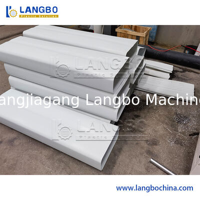 प्लास्टिक पीपी पीई डब्ल्यूपीसी डेकिंग बोर्ड फर्श लकड़ी मिश्रित प्रोफाइल एक्सट्रूज़न लाइन