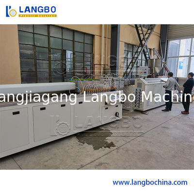 विभिन्न आकार के मोल्ड के साथ पीवीसी पीपी पीई एबीएस एल शेप प्लास्टिक प्रोफाइल बनाने की एक्सट्रूज़न मशीन उत्पादन लाइन