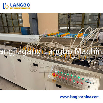 पीई पीपी वुड-प्लास्टिक डेकिंग फेंस फ्लोर प्रोफाइल एक्सट्रूज़न प्रोडक्शन लाइन जिसका उपयोग फर्श, इनडोर या आउटडोर/पैरापेट्स/ट्रे में किया जाता है