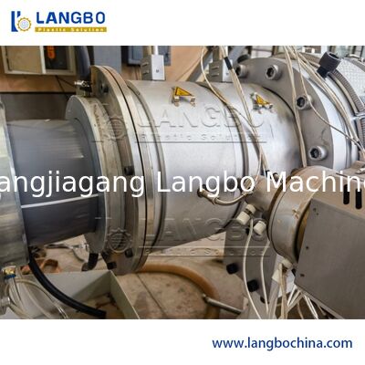 उच्च उन्नत पीवीसी एचडीपीई पीई प्लास्टिक पाइप बनाने की मशीन 315 मिमी एक्सट्रूज़न लाइन मशीन