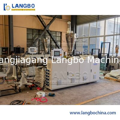 सीई सर्टिफिकेट पीवीसी प्रोफ़ाइल एक्सट्रूज़न लाइन शंक्वाकार जुड़वां पेंच बाहर निकालना 37KW मोटर पावर के साथ