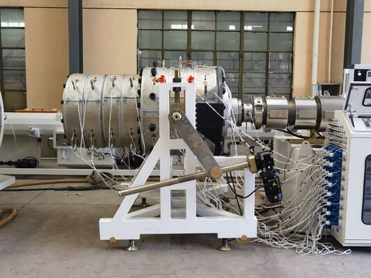 900KG/H 400-710mm प्लास्टिक यूपीवीसी बनाने वाली मशीन फैक्ट्री चीन में