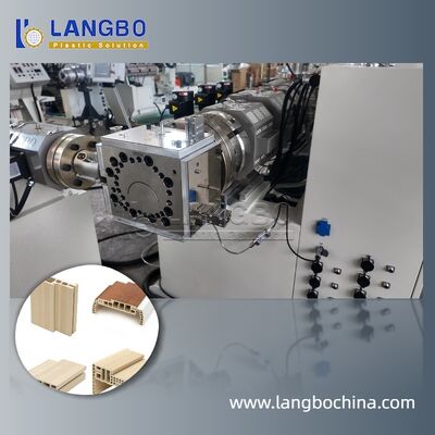 पीवीसी स्कर्टिंग बोर्ड ∙ आर्द्रता प्रतिरोधी लकड़ी अनाज प्रभाव गीले वातावरण के लिए