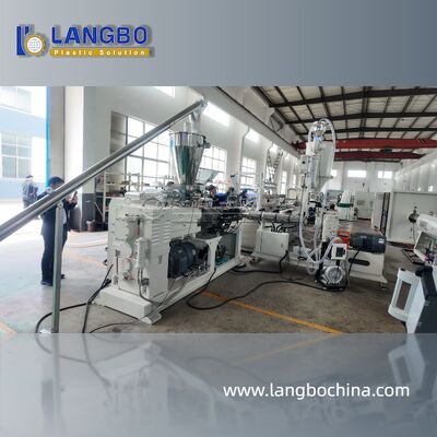 पीवीसी स्कर्टिंग बोर्ड ∙ आर्द्रता प्रतिरोधी लकड़ी अनाज प्रभाव गीले वातावरण के लिए