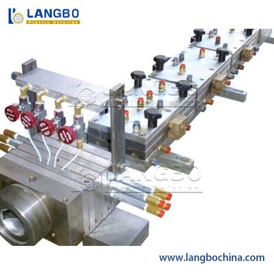 डब्ल्यूपीसी डेकिंग लाइन -- बाहरी बोर्डों के लिए एक्सट्रूज़न, कैलिब्रेशन, एम्बॉसिंग