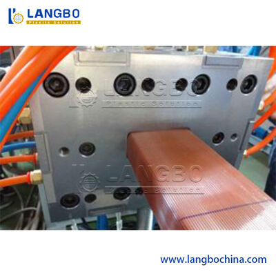 डब्ल्यूपीसी डेकिंग मशीन | बोर्ड को मुड़ने से रोकने के लिए नियंत्रित शीतलन