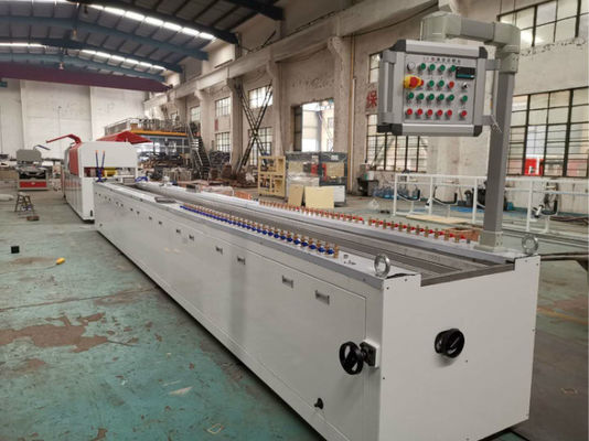 पूरी तरह से स्वचालित 380V 50HZ प्लास्टिक पीवीसी प्रोफाइल एक्सट्रूज़न लाइन ट्विन स्क्रू एक्सट्रूज़न मशीन