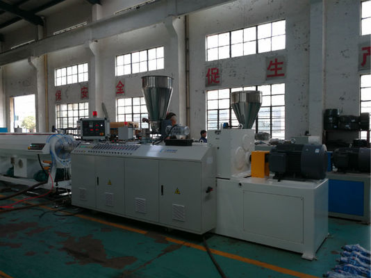 पूरी तरह से स्वचालित 380V 50HZ प्लास्टिक पीवीसी प्रोफाइल एक्सट्रूज़न लाइन ट्विन स्क्रू एक्सट्रूज़न मशीन